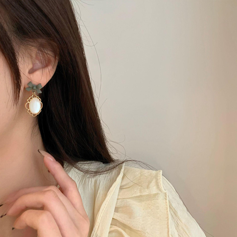 Clapfun™ Vintage Baroque Bow Stud Earrings