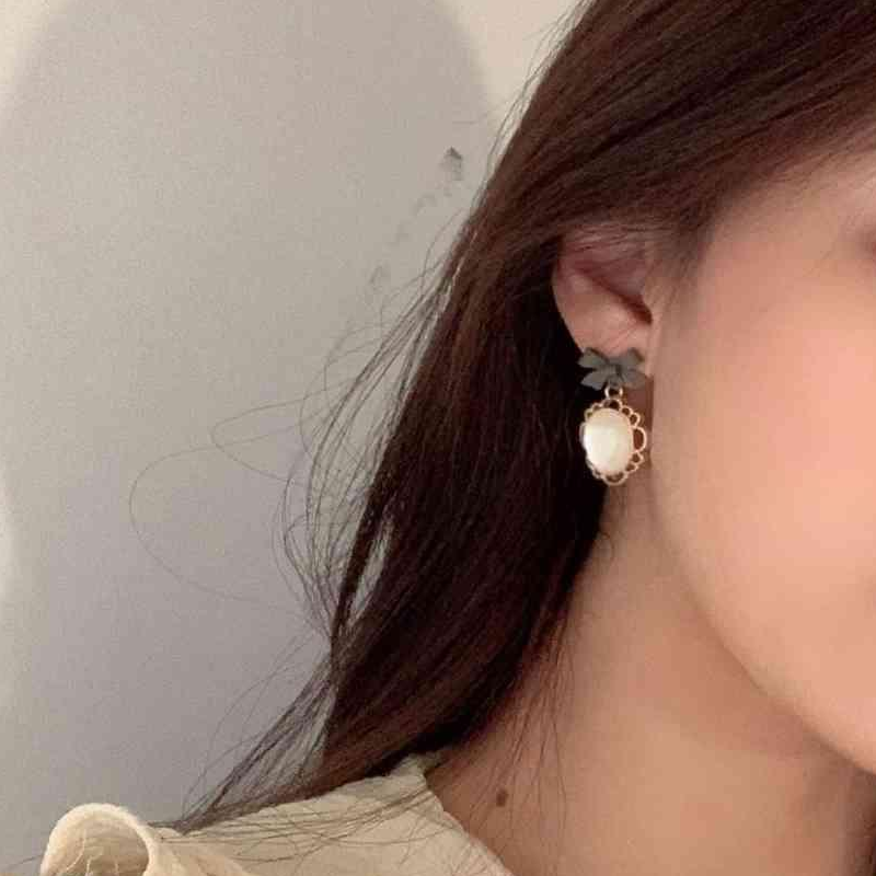 Clapfun™ Vintage Baroque Bow Stud Earrings