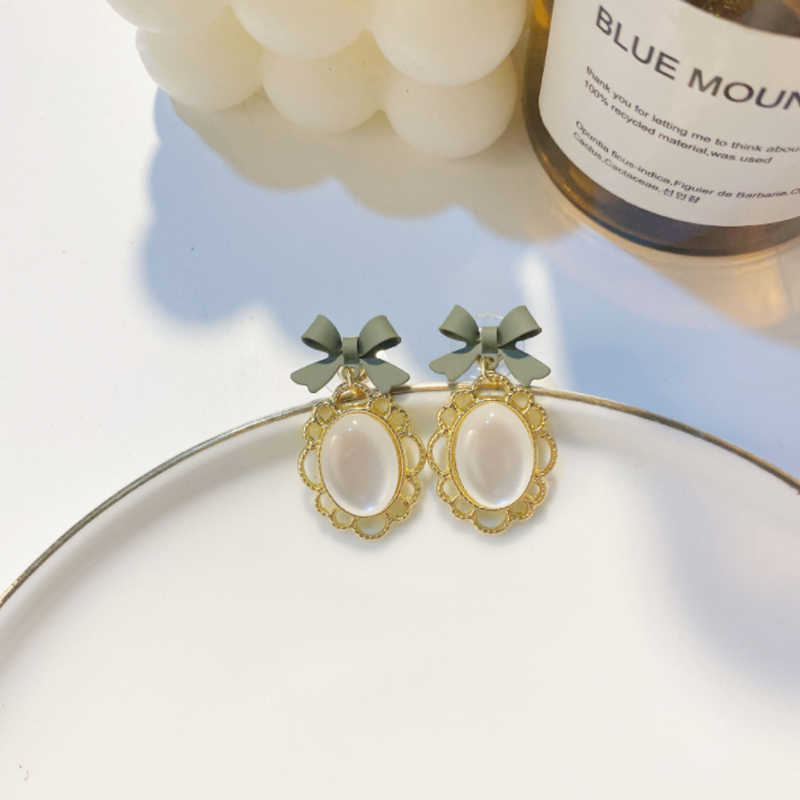 Clapfun™ Vintage Baroque Bow Stud Earrings