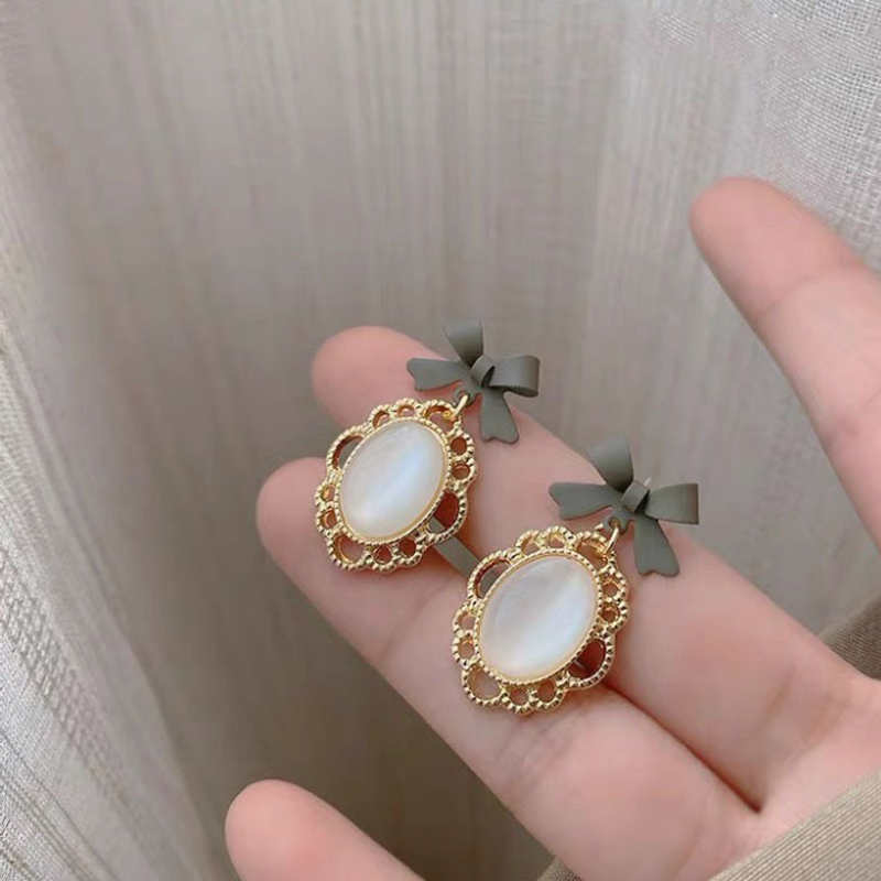 Clapfun™ Vintage Baroque Bow Stud Earrings