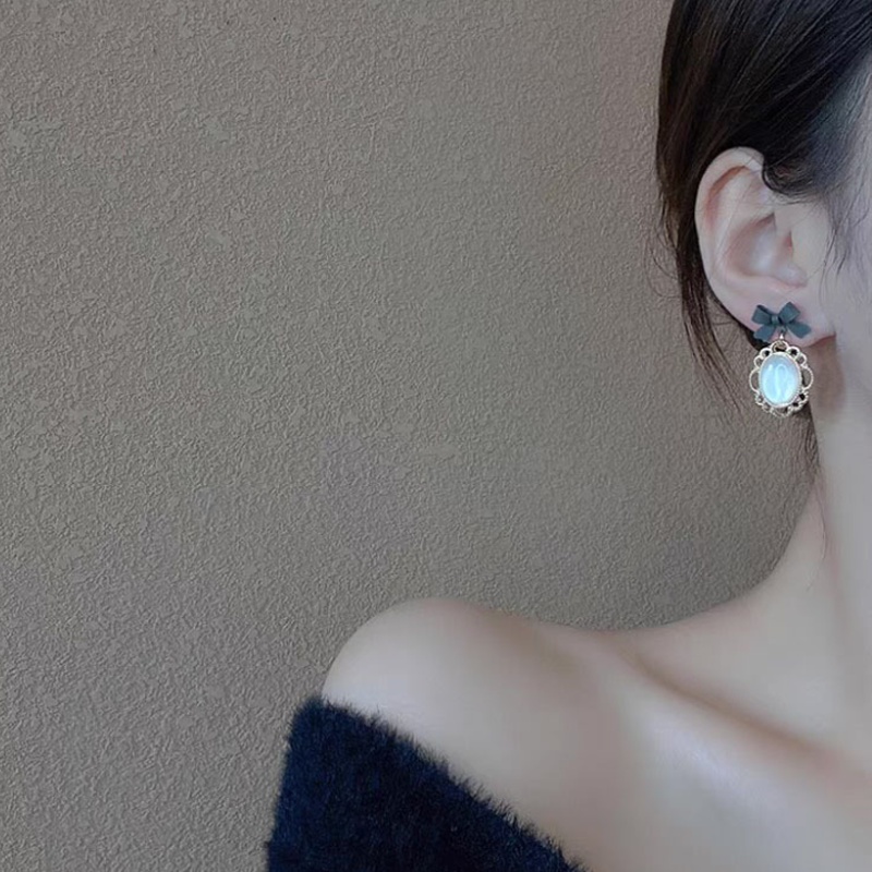 Clapfun™ Vintage Baroque Bow Stud Earrings